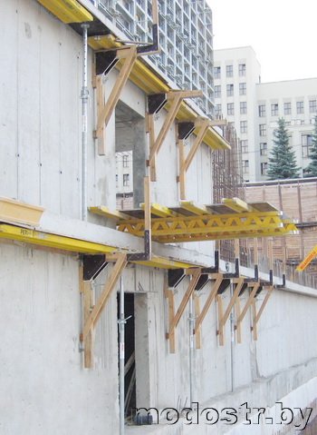 Применение индивидуальных навесных подмостей при строительстве общественного центра на площади Независимости в Минске
