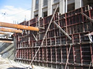 Многоярусная опалубка стен въездного пандуса при строительстве паркинга подземного центра Столица в Минске