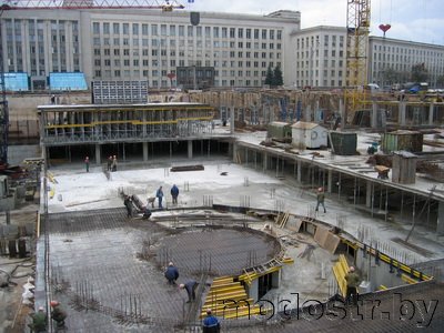 Возведение конструкций кругового винтообразного пандуса в торговом центре Столица в Минске