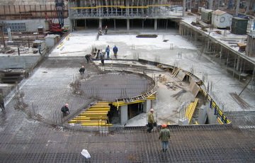 Возведение конструкций винтового пандуса при строительстве торгового центра Столица