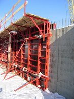 Навесные рабочие подмости для бетонирования монолитных стен, закрепляемые на щитах опалубки КАСКАД системы МОДОСТР