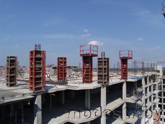 Рабочие площадки опалубки колонн МОДОСТР с ограждениями (подмости для колонн) на строительстве монолитного здания в Минске